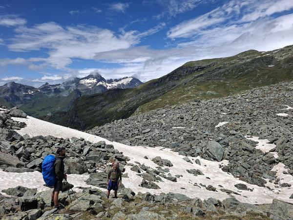 Descent from Rothorn pass to Refugio Ferraro